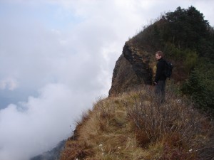 On the ridge above the clouds: towards Tibet